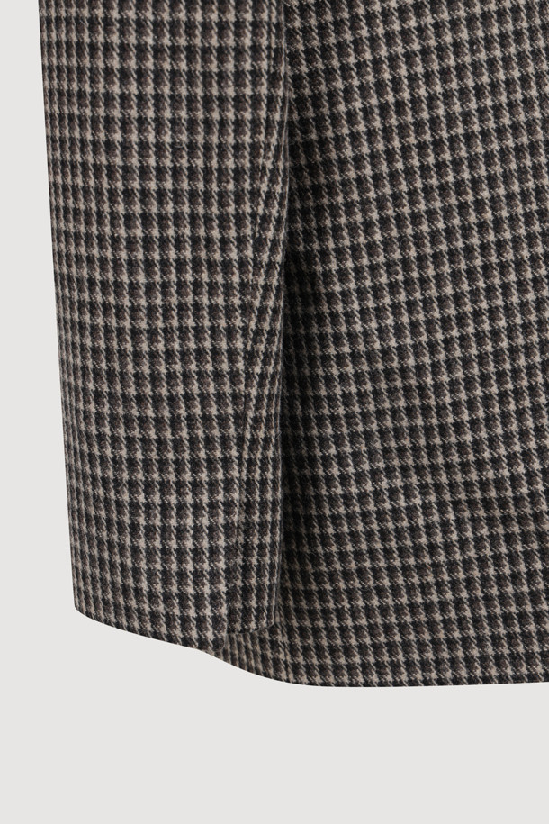 세련된 스타일을 완성해 줄 체크 블록 재킷입니다. 그레이와 블랙 두 가지 색상으로 출시되었으며, 가을, 겨울 시즌에 걸쳐 클래식한 무드를 연출합니다. 울 소재로 제작되어 두꺼운 두께감과 고급스러운 촉감을 선사하며, 레귤러 핏으로 편안하게 착용할 수 있습니다. 싱글 버튼 여밈 방식과 긴 소매, 블록 체크 코트 타입 디자인이 특징입니다. 슬릿 소매단, 뒷면 밑단 슬릿, 가슴 및 사이드 포켓 디테일로 실용성을 더했습니다. 오피스룩, 비즈니스 캐주얼, 모임룩 등 다양한 TPO에 맞춰 클래식, 미니멀, 시크한 스타일을 연출해보세요.
