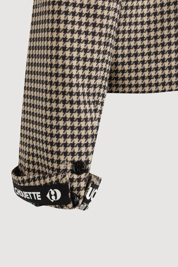 하운드 투스 체크 라운드넥 재킷은 블랙과 화이트 컬러의 조화가 돋보이는 아우터입니다. 미니멀하고 클래식한 스타일을 추구하는 분들을 위해 디자인되었으며, 봄, 가을 시즌에 적합합니다. 라운드넥 디자인에 어깨 패드, 심볼 버튼, 미니 패치 포켓 디테일이 더해져 시크한 무드를 선사합니다. 크롭 기장과 레귤러핏으로, 데이트룩, 오피스룩, 모임룩 등 다양한 TPO에 활용하기 좋습니다. 긴 소매와 하운드투스 체크 패턴이 특징이며, 버튼으로 여밈 방식을 조절할 수 있습니다.
