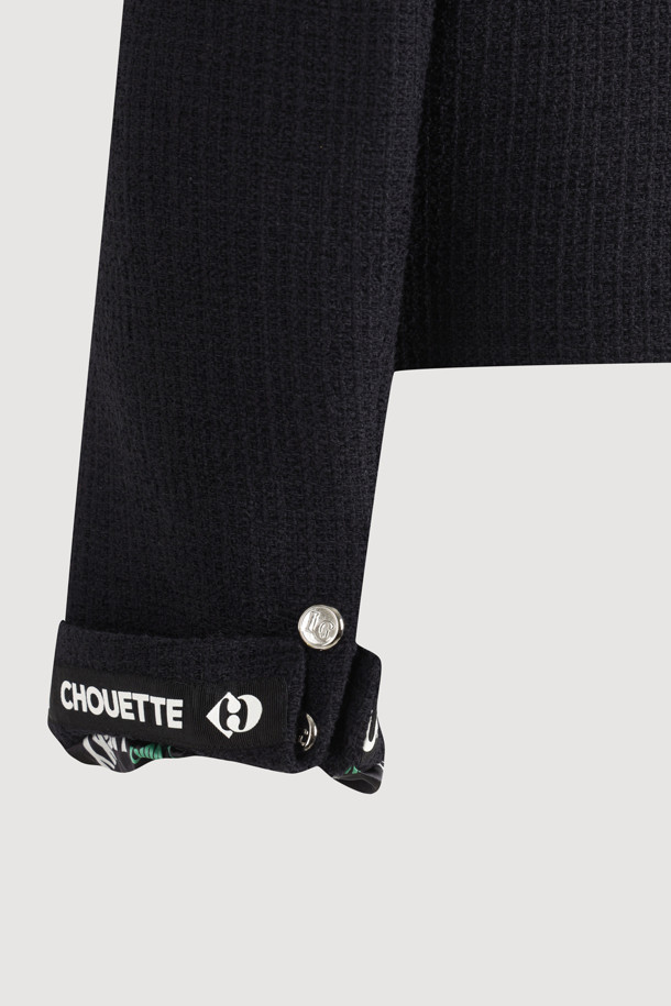 세련된 분위기를 연출하는 블랙 컬러의 트위드 라운드넥 재킷입니다. 여성스러움을 강조하는 레귤러핏 크롭 기장으로, 봄, 가을 시즌에 적합합니다. 포멀, 캐주얼 스타일 모두 소화 가능하며, 어깨 패드와 심볼 버튼, 양옆 미니 패치 포켓 디테일로 포인트를 더했습니다. 오피스룩, 모임룩, 데이트룩 등 다양한 TPO에 활용하여 클래식, 미니멀, 캐주얼 무드를 연출해보세요. 조직감 있는 트위드 소재로 고급스러운 느낌을 선사하며, 긴 소매 디자인으로 더욱 세련된 룩을 완성합니다.
