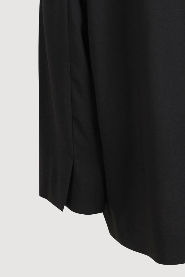 세련된 블랙 컬러의 백 슬릿 재킷입니다. 울 소재로 제작되어 봄, 가을 시즌에 적합하며, 두꺼운 두께감으로 포근함을 더합니다. 테일러드 코트 타입에 싱글 버튼 여밈으로 클래식하고 모던한 스타일을 연출합니다. 레귤러 핏과 긴 소매 기장, 스트랩 디테일이 특징이며, 오피스룩, 비즈니스 캐주얼, 모임룩 등 다양한 TPO에 활용 가능합니다. 미니멀하고 시크한 스타일을 선호하는 여성분들께 추천합니다.
