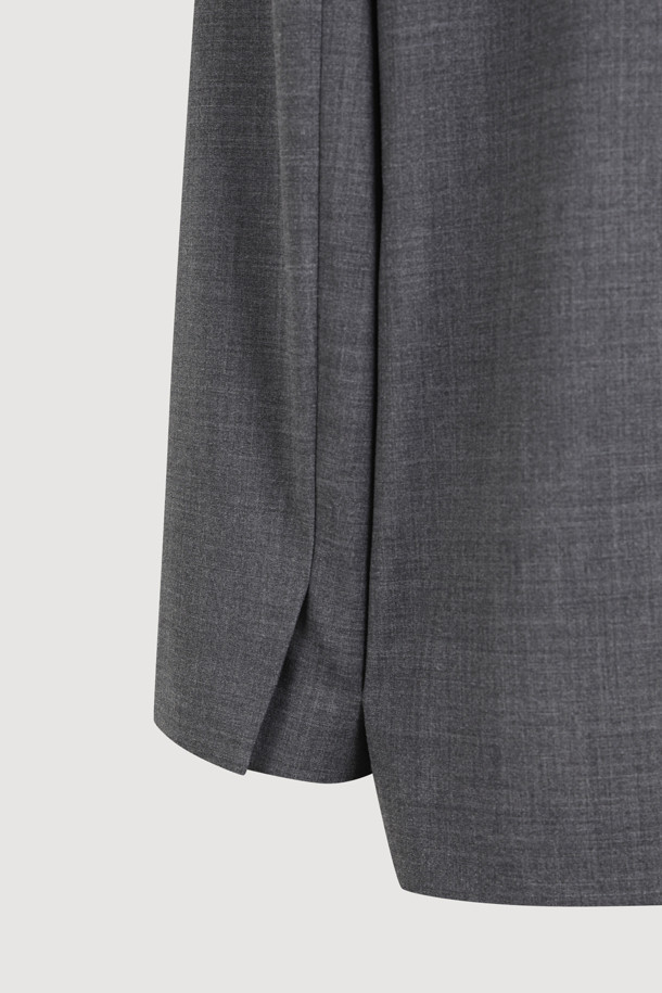 세련된 무드의 여성용 백 슬릿 재킷입니다. 클래식하고 모던한 스타일을 연출하며, 오피스룩, 출근룩, 모임룩 등 다양한 TPO에 활용하기 좋습니다. 부드러운 울 소재로 제작되어 간절기 시즌에 적합하며, 레귤러 핏과 긴 소매 기장으로 편안한 착용감을 선사합니다. 그레이 컬러의 무지 디자인에 테일러드 코트 타입, 버튼 여밈 방식으로 깔끔함을 더했으며, 백 슬릿과 스트랩 디테일이 특징입니다.
