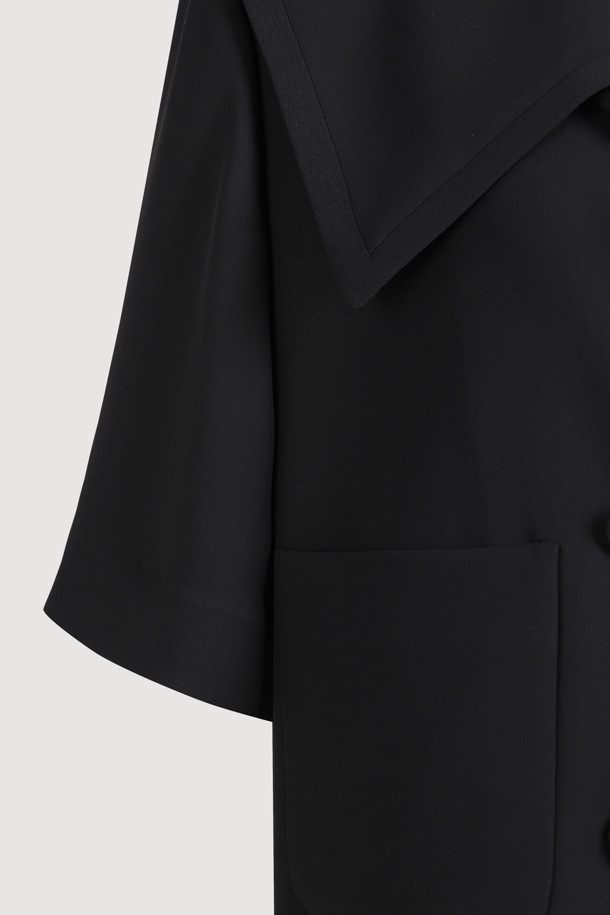 세일러 더블 버튼 재킷은 여성스러운 실루엣을 강조하는 블랙 컬러의 크롭 기장 자켓입니다. 클래식하고 포멀한 스타일을 연출하며, 봄, 여름 시즌에 적합합니다. 와이드 세일러 칼라와 브이넥 쉐입, 스트랩 디테일이 특징이며, 뒷면 요크선 셔링으로 여성스러운 라인을 더했습니다. 레귤러핏 디자인에 반소매 기장, 더블 버튼 여밈 방식으로 시크한 매력을 더했습니다. 데이트룩, 오피스룩, 모임룩 등 다양한 TPO에 미니멀하고 시크한 스타일을 연출해보세요.
