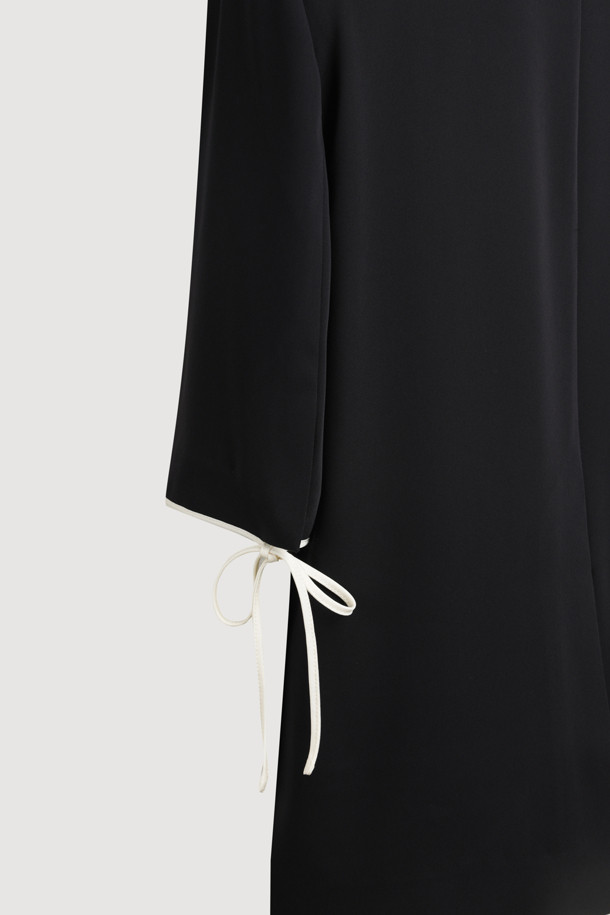 블랙 컬러의 더블 버튼 파이핑 재킷입니다. 미니멀하고 캐주얼한 무드로, 봄, 여름에 시원하게 착용하기 좋습니다. 칼라리스 디자인에 크롭 기장과 반소매 소매가 특징이며, 레귤러핏으로 편안하게 착용 가능합니다. 파이핑 디테일과 사이드 포켓, 뒷면 슬릿이 돋보이는 디자인으로, 데이트룩 또는 카페룩에 적합합니다. 얇은 두께감으로 시원하게 즐길 수 있으며, 다양한 스타일을 연출하기 좋습니다.
