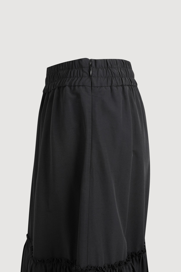 **텍스처 블록 티어드 스커트**

캐주얼, 미니멀, 클래식 스타일을 아우르는 여성용 롱 기장의 티어드 스커트입니다. 허리 밴딩과 후크 & 콘솔 지퍼 여밈으로 편안하면서도 안정적인 착용감을 선사합니다. 무지 디자인으로 다양한 상의와 매치하기 용이하며, 사계절 내내 활용할 수 있습니다. 데이트룩, 쇼핑룩 등 다양한 TPO에 활용하여 스타일리시함을 더해보세요. 블랙 컬러의 텍스처 블록 티어드 스커트는 당신의 옷장에 특별함을 더해줄 것입니다.
