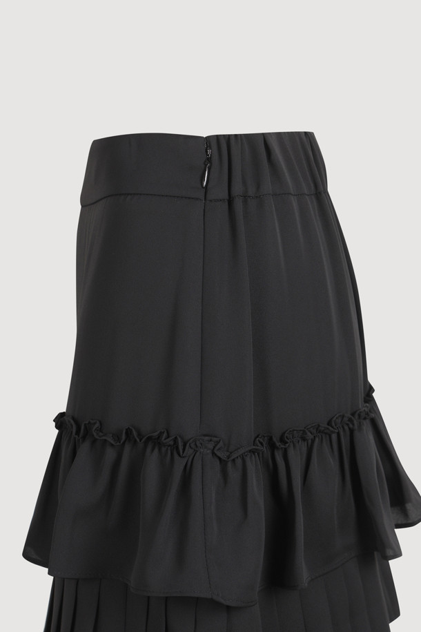 프릴 밴딩 롱 스커트는 페미닌한 무드를 연출하는 여성용 플리츠 스커트입니다. 얇은 두께감의 블랙 컬러 무지 디자인으로, 사계절 내내 활용할 수 있습니다. 뒷밴딩과 좌측 밑트임으로 편안한 착용감을 선사하며, 프릴 디테일과 로고 테이프가 포인트를 더합니다. 데이트룩, 카페룩, 모임룩 등 다양한 TPO에 미니멀, 클래식, 로맨틱 스타일로 연출해 보세요. 안감이 있어 비침 걱정 없이 부드러운 촉감을 즐길 수 있습니다.
