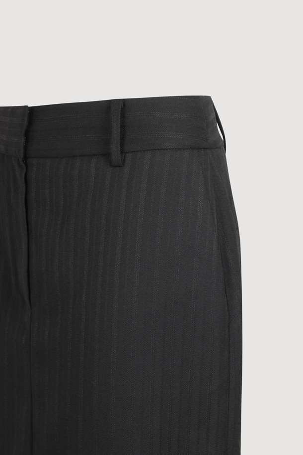 헤링본 슬릿 롱 스커트입니다. 모던한 스타일의 여성 롱 스커트로, 블랙 컬러의 폴리에스테르 소재로 제작되었습니다. H라인과 슬림핏으로 시크한 실루엣을 연출하며, 사계절 내내 착용 가능합니다. 밑트임 디테일과 버튼 및 지퍼 클로징, 페이크 포켓, 로고 테이프가 특징입니다. 오피스룩, 모임룩, 데이트룩 등 다양한 TPO에 클래식, 미니멀, 시크한 스타일로 연출하기 좋습니다.
