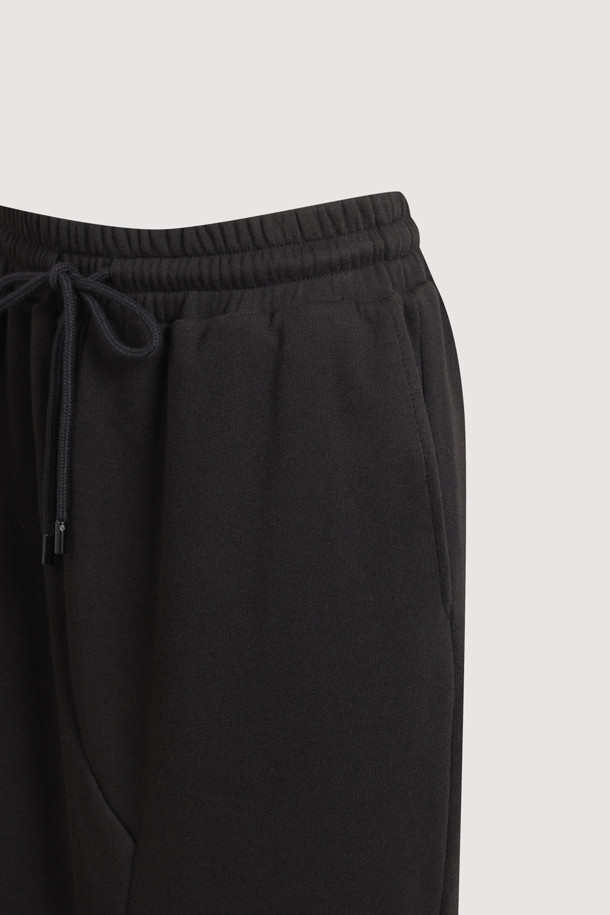 슬릿 포인트 밴딩 스커트입니다. 여성용으로, 봄, 여름, 가을에 착용하기 좋은 블랙 컬러의 스웻 스커트입니다. 캐주얼 스타일의 H라인 롱 기장으로, 허리 밴딩과 스트링으로 편안한 착용감을 선사합니다. 앞뒤 슬릿 디테일과 언발란스 포켓, 자수 포인트가 특징이며, 부드러운 면 소재로 제작되었습니다. 동네 마실룩이나 산책룩에 미니멀하게 연출하기 좋습니다.
