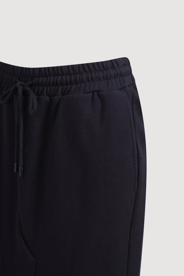 슬릿 포인트 밴딩 스커트

캐주얼하고 미니멀한 스타일의 여성용 스커트입니다. 데일리룩으로 활용하기 좋은, 면 소재의 루즈핏 H라인 스커트입니다. 허리 밴딩과 스트링으로 편안한 착용감을 선사하며, 앞뒤 슬릿 디테일이 활동성을 더합니다. 자수 포인트와 포켓 디테일로 포인트를 주었으며 롱 기장으로 다리 라인을 자연스럽게 커버해 줍니다. 동네 마실룩에 편안하게 매치하세요.
