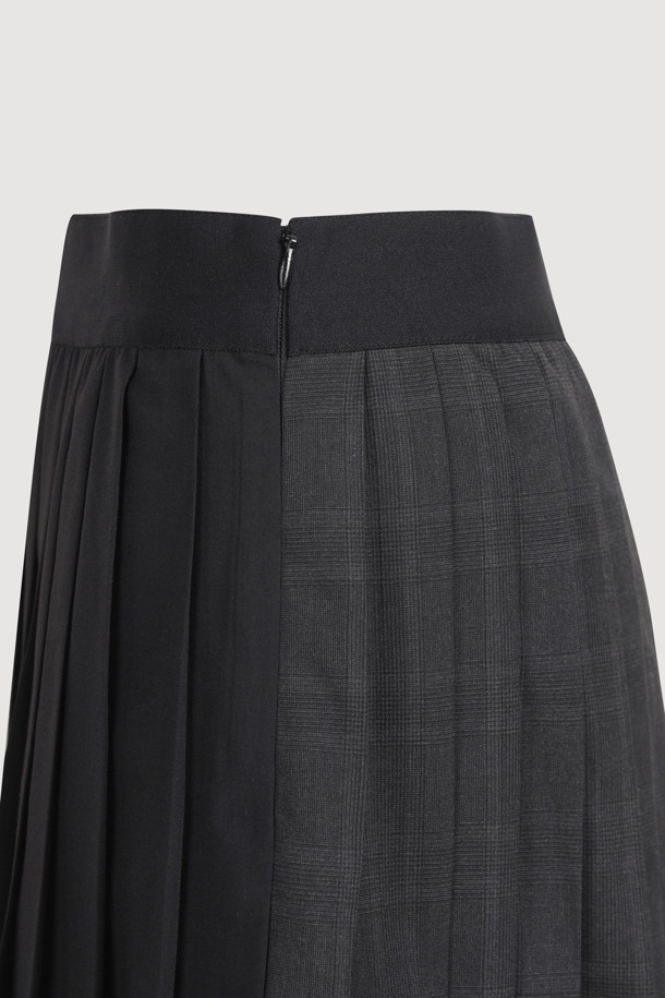 플리츠 레이어드 롱 스커트는 여성스러운 무드를 연출하는 블랙 컬러의 스커트입니다. 페미닌하고 모던한 스타일을 추구하며, 사계절 내내 활용할 수 있습니다. 허리 전체 밴딩으로 편안한 착용감을 선사하며, 사이드 지퍼와 밑트임 디테일로 활동성을 더했습니다. 롱 기장과 로고 테이프 디테일이 특징이며, 데이트룩과 오피스룩 모두에 잘 어울립니다. 미니멀하고 클래식한 스타일을 즐기는 분들께 추천합니다.
