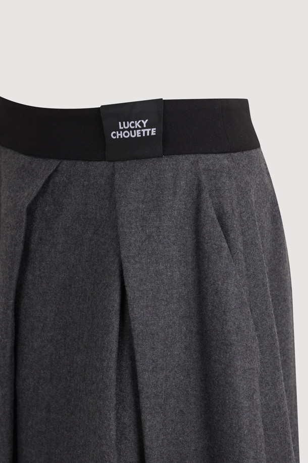 세련된 스타일을 완성하는 울 롱 스커트입니다. 부드러운 촉감의 울 소재로 제작되어 가을, 겨울 시즌 따뜻하게 착용할 수 있습니다. 클래식하고 베이직한 디자인에 A라인 핏으로, 허리 턱 디테일이 더해져 고급스러운 실루엣을 연출합니다. 무지 디자인에 플리츠 치마 타입으로, 오피스룩, 겨울 데일리룩, 모임룩 등 다양한 TPO에 활용 가능합니다. 안감과 양 옆 포켓, 지퍼 여밈으로 실용성까지 갖춘 레귤러핏 스커트입니다.
