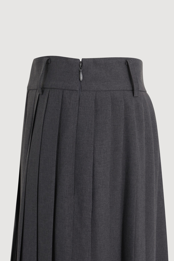 벨티드 포인트 플리츠 롱 스커트는 포멀, 스타일리시한 무드를 연출하는 여성용 스커트입니다. 허리 벨트 디테일과 사이드 콘솔 지퍼, 사이드 트임으로 세련된 포인트를 더했습니다. 무지 디자인에 롱스커트 타입으로, 오피스룩, 모임룩, 데이트룩 등 다양한 TPO에 활용 가능합니다. 클래식, 미니멀, 시크한 스타일을 즐기는 분들께 추천하며, 로고 테이프가 은은하게 포인트를 더합니다. 사계절 내내 즐길 수 있는 활용도 높은 아이템입니다.
