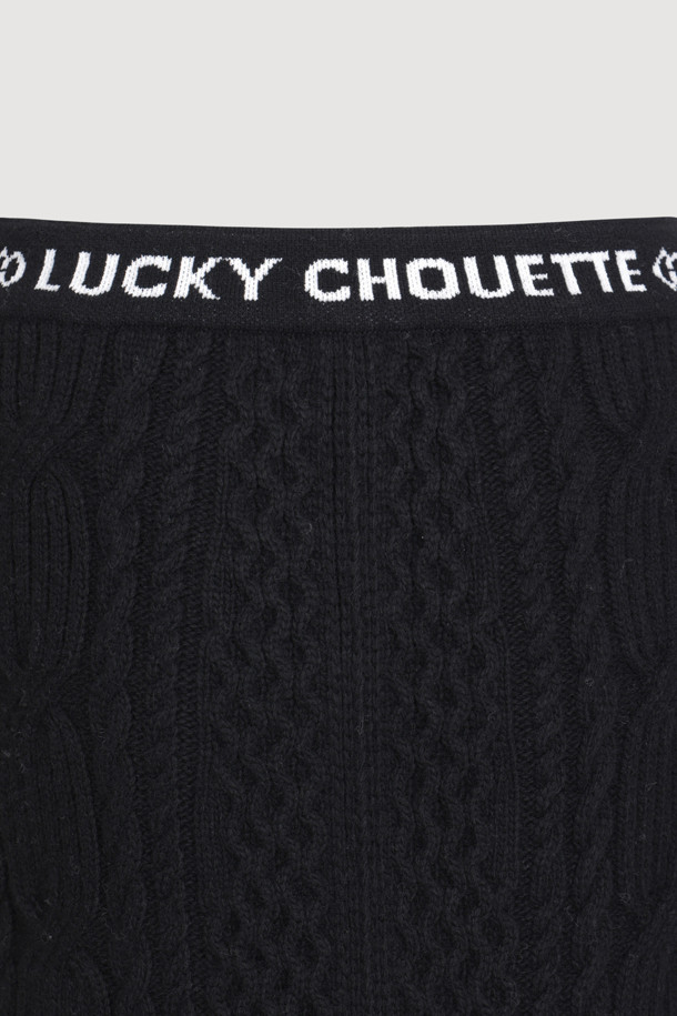 캐주얼 케이블 슬릿 니트 스커트입니다. 부드러운 니트 소재로 제작되어 가을, 겨울 시즌 따뜻하게 착용할 수 있습니다. H라인 핏과 레귤러 핏으로 편안하면서도 세련된 실루엣을 연출하며, 허리 밴딩과 뒷트임 디테일이 활동성을 더합니다. 케이블 패턴과 블랙 컬러가 어우러져 캐주얼, 미니멀, 클래식 스타일 모두 소화 가능하며, 겨울 데일리룩, 모임룩, 데이트룩에 활용하기 좋습니다. 브랜드 로고가 은은하게 포인트를 더합니다.
