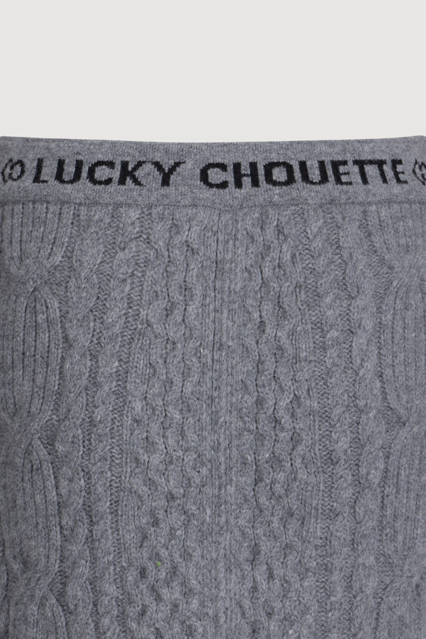 캐주얼 케이블 슬릿 니트 스커트입니다. 부드러운 촉감의 니트 소재로 제작되어 가을, 겨울 시즌 따뜻하게 착용하기 좋습니다. H라인 핏과 레귤러 핏으로 편안하면서도 세련된 실루엣을 연출하며, 허리 밴딩으로 활동성을 더했습니다. 케이블 패턴과 뒷트임 디자인이 특징이며, 브랜드 로고 디테일로 포인트를 더했습니다. 겨울 데일리룩, 모임룩, 카페룩 등 캐주얼, 미니멀, 클래식한 스타일로 다양하게 활용할 수 있습니다.
