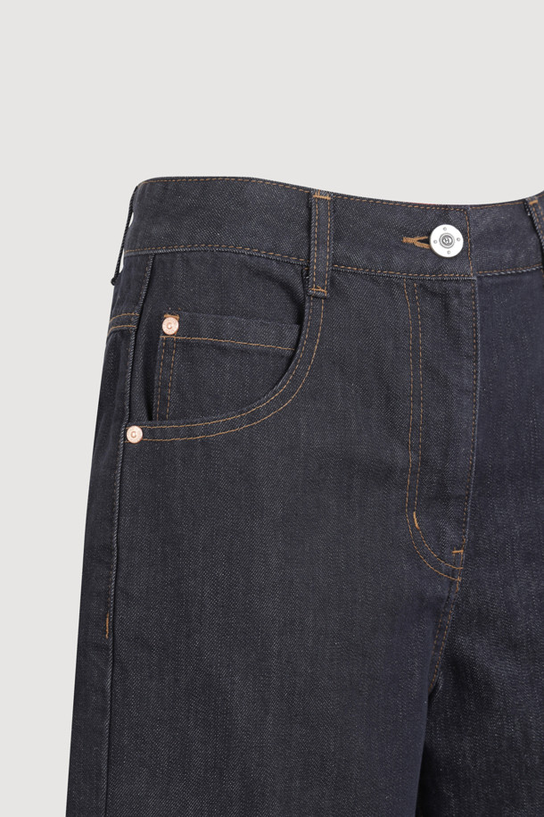 블랙 색상의 하이웨이스트 버뮤다 데님 팬츠입니다. 데일리룩, 쇼핑, 카페룩 등 다양한 TPO에 활용하기 좋으며, 캐주얼, 미니멀, 클래식 스타일을 연출할 수 있습니다. 부드러운 촉감의 데님 소재로 제작되었으며, 와이드핏과 버뮤다 기장으로 편안함과 스타일리시함을 동시에 잡았습니다. 지퍼 및 버튼 여밈 방식에 사이드 포켓, 힙 포켓, 스티치 디테일이 더해져 실용성과 디자인을 모두 갖춘 아이템입니다.
