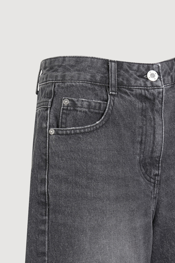 세련된 데일리룩을 완성해 줄 하이웨이스트 버뮤다 데님 팬츠입니다. 부드러운 촉감의 데님 소재로 제작되어 편안한 착용감을 선사하며, 와이드핏 디자인으로 다리 라인을 더욱 슬림하게 연출해 줍니다. 5부 기장감과 무지 디자인이 베이직하면서도 캐주얼한 스타일을 연출하며, 쇼핑이나 동네 마실룩에 제격입니다. 하이웨이스트, 지퍼/버튼 여밈, 사이드 포켓, 힙 포켓 및 스티치 디테일로 실용성과 디자인을 모두 갖췄습니다. 그레이 컬러로 어떤 상의와도 쉽게 매치하여 미니멀하고 클래식한 스타일을 완성할 수 있습니다.
