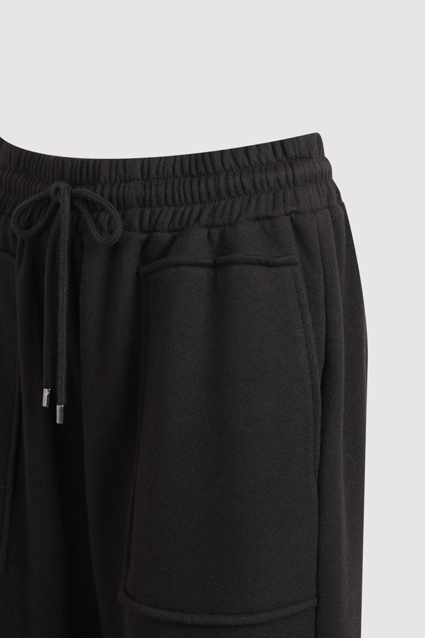 아웃 포켓 스트링 스웻 팬츠는 캐주얼, 미니멀, 시티보이 스타일을 모두 아우르는 공용 긴 바지입니다. 면 소재로 제작되어 부드러운 촉감을 선사하며, 봄, 가을에 착용하기 좋습니다. 블랙 컬러의 무지 디자인에 와이드핏으로 편안함을 더했고, 아웃포켓 디테일이 실용성을 높였습니다. 허리 스트링과 밑단 스트링 조절 기능으로 다양한 핏을 연출할 수 있으며, 로고 자수 디테일로 포인트를 더했습니다. 동네 마실, 집콕, 산책 등 편안한 활동에 적합한 아이템입니다.
