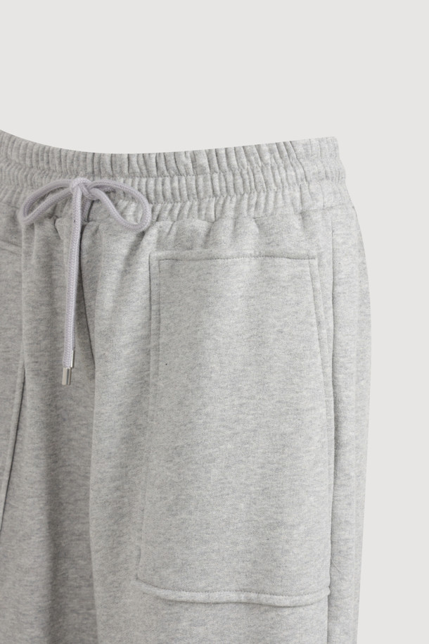 아웃 포켓 스트링 스웻 팬츠는 캐주얼, 스포티, 미니멀 스타일을 즐기는 분들을 위한 아이템입니다. 부드러운 면 소재로 제작되어 편안한 착용감을 선사하며, 와이드핏으로 트렌디한 실루엣을 연출합니다. 그레이 컬러의 무지 디자인으로 어떤 상의와도 쉽게 매치할 수 있습니다. 넉넉한 두께감으로 봄, 가을, 겨울철에 활용하기 좋으며, 아웃포켓 디자인과 허리 스트링, 밑단 스트링으로 실용성을 더했습니다. 밴딩 처리된 허리, 로고 자수 디테일로 편안함과 스타일을 모두 갖춘 데일리 팬츠입니다.
