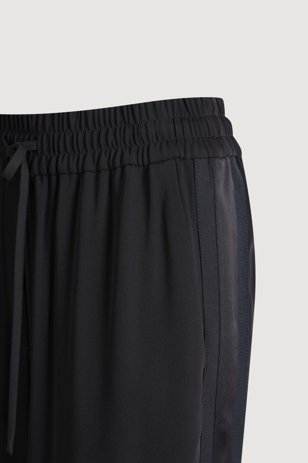 사이드 와이드 라인 포인트 팬츠는 캐주얼, 미니멀, 스트리트 스타일을 즐기는 분들을 위한 와이드 핏 여름 바지입니다. 블랙 컬러에 사이드 라인 배색 포인트가 돋보이며, 얇은 두께감으로 시원하고 부드러운 촉감을 선사합니다. 허리 스트링과 밴딩 디테일로 편안한 착용감을 제공하며, 힙 포켓과 실버 로고 장식으로 포인트를 더했습니다. 동네 마실룩, 여행룩, 휴가룩 등 다양한 TPO에 활용하기 좋은 아이템입니다.
