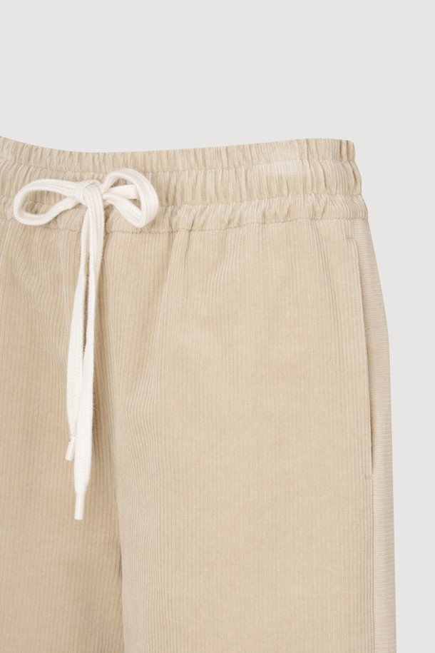 따뜻하고 포근한 코듀로이 소재의 밴딩 스트링 팬츠입니다. 넉넉한 와이드핏으로 편안함과 스타일을 동시에 잡았으며, 베이지 컬러의 무지 디자인으로 어떤 상의와도 자연스럽게 어울립니다. 가을, 겨울 시즌 데일리룩, 산책룩, 동네 마실룩에 활용하기 좋으며, 캐주얼, 미니멀, 클래식 스타일을 연출할 수 있습니다. 허리 밴딩과 스트링 디테일로 편안한 착용감을 선사하며, 사이드 포켓과 힙 포켓으로 실용성을 더했습니다. 사이드 배색 라인과 자수 디테일이 밋밋함을 덜어줍니다.
