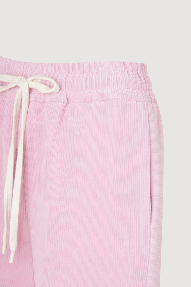 코듀로이 밴드 스트링 팬츠는 가을, 겨울 시즌에 어울리는 캐주얼 와이드핏 팬츠입니다. 부드러운 코듀로이 소재로 제작되어 편안한 착용감을 선사하며, 핑크 컬러가 돋보입니다. 허리 밴딩과 스트링 디테일로 편안함을 더했으며, 사이드 포켓과 힙 포켓, 사이드 배색 라인, 자수 디테일로 포인트를 주었습니다. 동네 마실룩, 산책룩, 겨울 데일리룩 등 다양한 TPO에 활용하기 좋으며, 캐주얼, 미니멀, 클래식 스타일을 연출할 수 있습니다. 와이드핏으로 편안하면서도 스타일리시한 핏을 자랑합니다.
