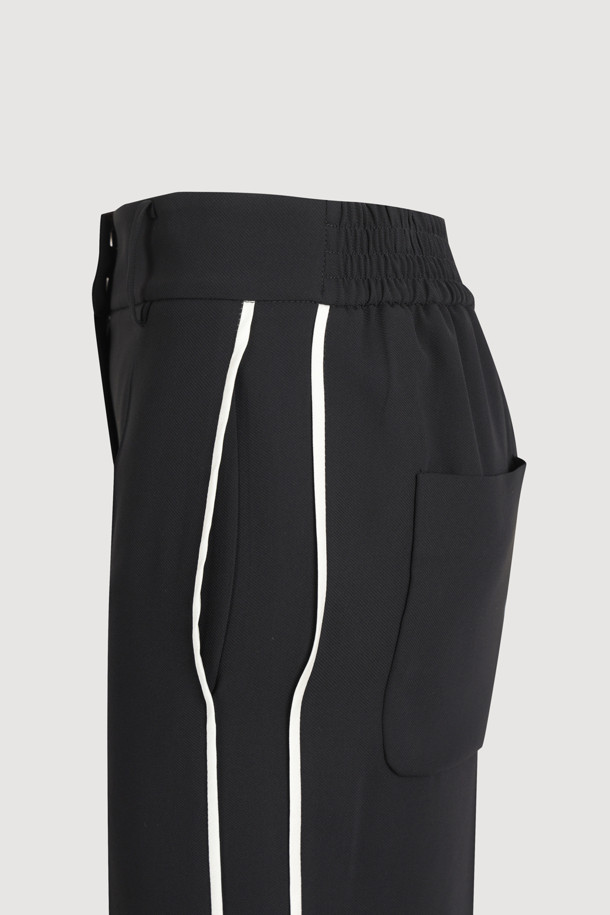 세련된 무드의 사이드 더블 라인 팬츠입니다. 블랙 컬러의 무지 디자인으로, 캐주얼, 스포티, 미니멀 스타일을 연출하기 좋습니다. 허리 뒷면 밴딩 처리와 얇고 부드러운 촉감으로 편안한 착용감을 선사합니다. 와이드핏 긴바지로, 사이드 배색 라인과 히든 버튼, 지퍼와 더블 스냅 여밈 디테일이 돋보입니다. 일상, 여행, 산책 등 다양한 TPO에 활용하여 스타일리시함을 더해보세요.
