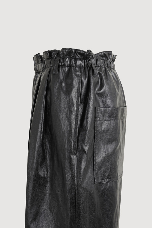 가볍고 시원한 착용감의 페이크 레더 밴딩 쇼츠입니다. 부드러운 인조 가죽 소재로 제작되어 시크하고 세련된 캐주얼 스타일을 연출합니다. 허리 밴딩으로 편안한 착용감을 제공하며, 루즈핏 디자인으로 활동성을 높였습니다. 블랙 컬러에 숏 기장으로 다리가 길어 보이는 효과를 주며, 포켓 디테일로 실용성을 더했습니다. 봄, 여름 시즌 데일리룩, 동네 마실룩, 여행룩 등 다양한 TPO에 활용하기 좋습니다.
