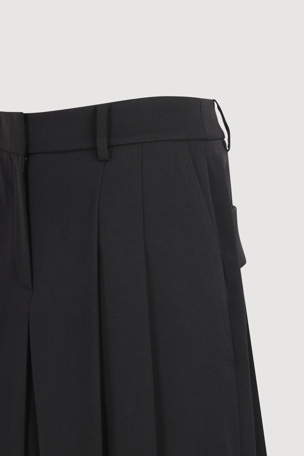 투 턱 플리츠 쇼츠는 클래식한 무드를 자아내는 여성용 반바지입니다. 블랙 컬러의 무지 디자인으로, 데이트룩, 쇼핑룩, 카페룩 등 다양한 TPO에 활용하기 좋습니다. 센터 지퍼와 버튼, 2개의 후크 클로징으로 깔끔하게 마무리되었으며, 슬릿 포켓과 힙 플랩 로고 자수 디테일이 특징입니다. 플리츠 디테일이 더해져 미니멀하고 시크한 스타일을 연출합니다.
