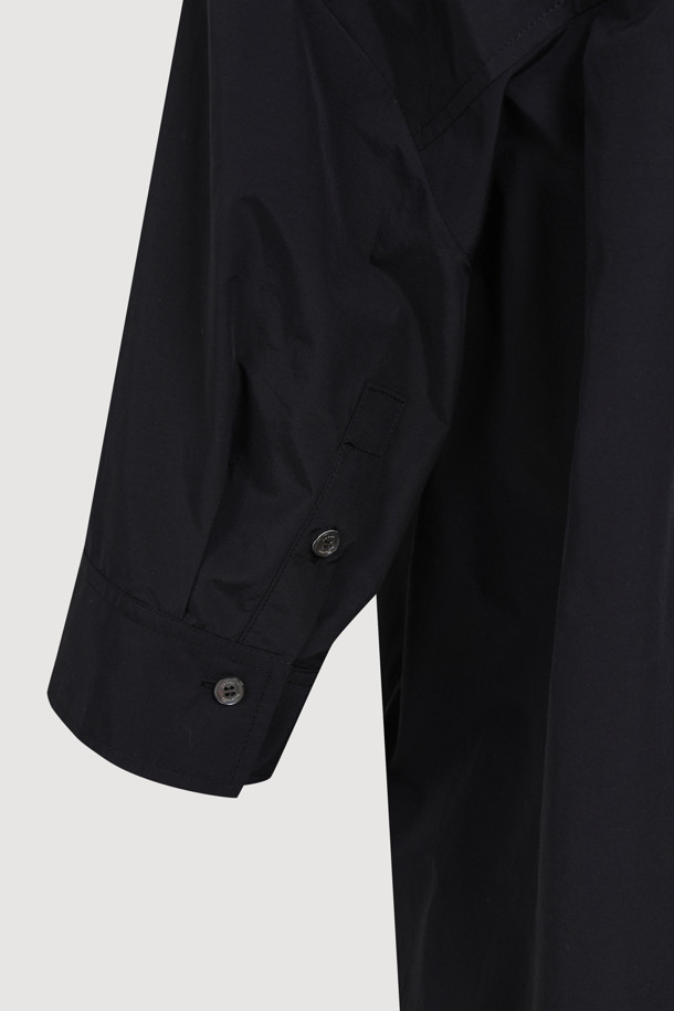 타이 코튼 셔츠 블라우스 (블랙)는 부드러운 면 소재로 제작되어 편안한 착용감을 선사합니다. 봄, 여름, 가을 계절에 활용하기 좋으며, 루즈핏 디자인과 비대칭 컷팅이 특징입니다. 카라넥과 반소매 기장으로 단정하면서도 세련된 느낌을 주며, 미니멀하고 베이직한 스타일을 연출합니다. 데이트룩, 카페룩 등 다양한 TPO에 맞춰 클래식하고 캐주얼하게 코디할 수 있습니다. 무지 블랙 컬러로 어떤 옷에도 매치하기 쉬워 활용도가 높습니다.
