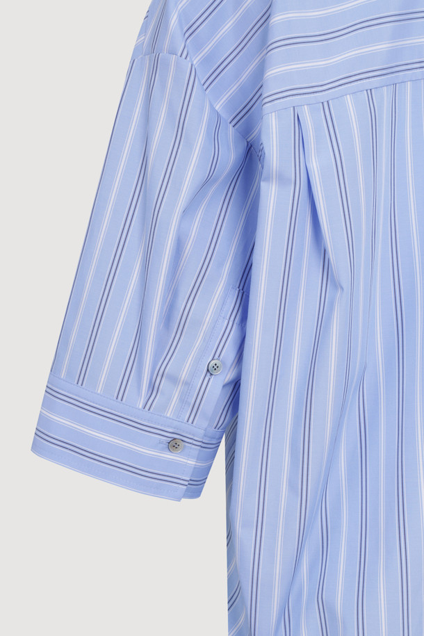 타이 코튼 셔츠 블라우스 (블루)는 산뜻한 스트라이프 패턴과 부드러운 면 소재로 제작되어 편안한 착용감을 선사합니다. 오픈넥 디자인과 반소매 기장이 시원함을 더하며, 타이 디테일이 여성스러운 포인트를 더합니다. 크롭 기장으로 다리가 길어 보이는 효과를 주며, 데이트룩, 카페룩, 봄 소풍룩 등 다양한 TPO에 활용하기 좋습니다. 캐주얼, 미니멀, 클래식 스타일을 모두 소화 가능한 활용도 높은 블라우스입니다. 정면에 자수 디테일이 더해져 특별함을 더하며, 아울렛 전용 제품으로 만나볼 수 있습니다.
