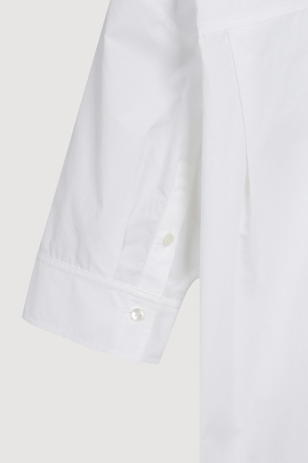 타이 코튼 셔츠 블라우스 (화이트)는 부드러운 면 소재로 제작되어 편안한 착용감을 선사합니다. 베이직 스타일의 무지 디자인에 카라넥과 반소매 기장으로 깔끔한 실루엣을 연출하며, 타이 디테일이 여성스러운 포인트를 더합니다. 레귤러 핏으로 데이트룩, 카페룩 등 다양한 TPO에 활용하기 좋으며, 미니멀, 클래식, 캐주얼 스타일을 모두 소화할 수 있습니다. 봄, 여름 시즌에 얇은 두께감으로 시원하게 즐길 수 있는 데일리 블라우스입니다. 화이트 컬러로 어떤 하의와도 쉽게 매치할 수 있어 실용적입니다.
