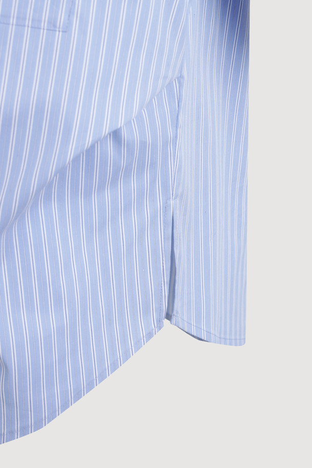 산뜻한 스카이블루 컬러의 세일러 프릴 카라 블라우스입니다. 캐주얼, 클래식, 미니멀 스타일을 즐겨 입는 여성분들을 위한 제품으로, 봄, 여름에 데이트룩, 카페룩, 봄 소풍룩 등 다양한 TPO에 활용하기 좋습니다. 크롭 기장과 반소매 디자인으로 시원함을 더했으며, 스트라이프 패턴과 가슴 포켓, 로고 자수, 사이드 트임, 원 턱 디테일이 돋보입니다. 세일러 카라와 프릴 디테일이 사랑스러운 분위기를 연출합니다.
