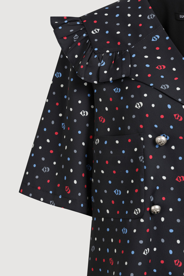 "프릴 플래킷 도트 블라우스"는 발랄한 무드를 연출하는 여성 블라우스입니다. 봄, 여름 시즌에 어울리는 크롭 기장의 반소매 블라우스로, 블랙과 레드의 두 가지 색상으로 제공됩니다. 물결 프릴 칼라와 프릴 플래킷 디테일, 양옆 패치 포켓이 사랑스러운 포인트를 더합니다. 도트 패턴으로 걸리시, 로맨틱, 캐주얼 스타일 모두 소화 가능하며, 데이트룩, 카페룩, 쇼핑룩에 활용하기 좋습니다.