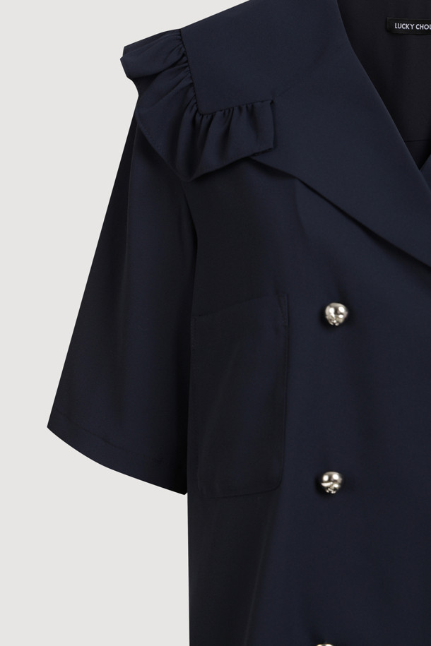 세련된 분위기를 연출하는 프릴 와이드 카라 더블 버튼 블라우스입니다. 네이비 컬러의 무지 디자인으로, 봄, 여름 시즌에 시원하게 착용하기 좋습니다. 반소매 기장과 얇은 두께감으로 편안한 착용감을 선사하며, 레귤러핏으로 깔끔하게 떨어지는 실루엣을 자랑합니다. 세일러 칼라와 프릴 디테일, 실버 버튼, 패치 포켓이 여성스러운 포인트를 더하며, 데이트룩, 오피스룩, 모임룩 등 다양한 TPO에 활용 가능합니다. 클래식, 미니멀, 로맨틱 스타일을 즐겨 입는 여성분들께 추천합니다.
