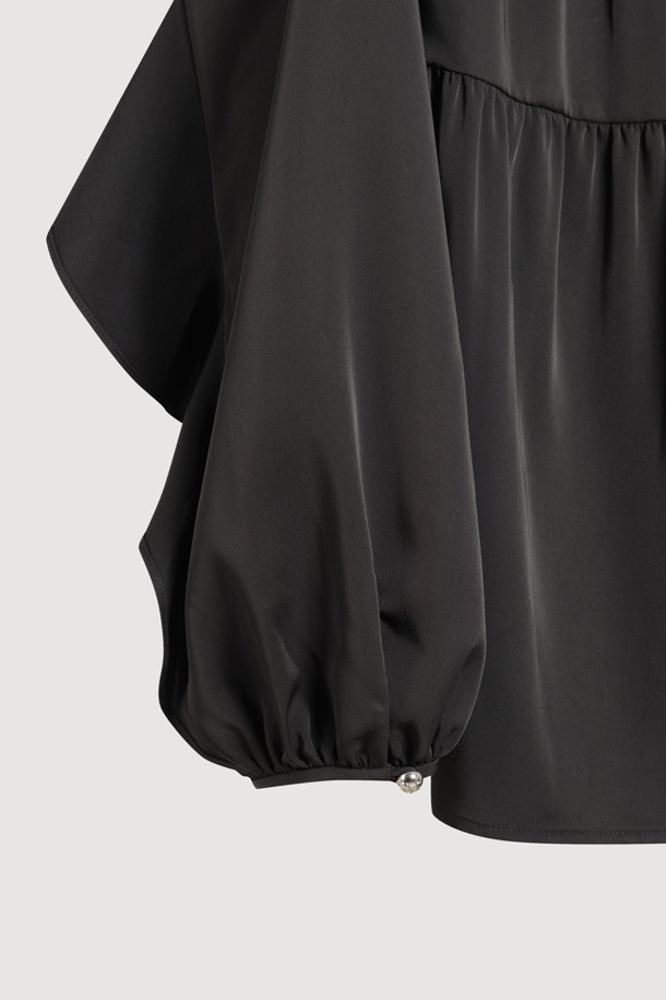 프릴 리본 넥 블라우스는 우아하고 페미닌한 스타일을 연출하는 여성 블라우스입니다. 블랙 컬러의 루즈핏으로, 봄, 가을 시즌에 적합하며 일상복으로 활용하기 좋습니다. 부드러운 촉감의 가벼운 텍스처가 특징이며, 풍성한 실루엣을 연출합니다. 리본 넥과 프릴, 실버 로고 디테일이 돋보이며, 게더 디자인으로 포인트를 더했습니다. 데이트룩, 모임룩, 오피스룩 등 다양한 TPO에 클래식, 미니멀, 로맨틱 스타일로 연출할 수 있습니다.
