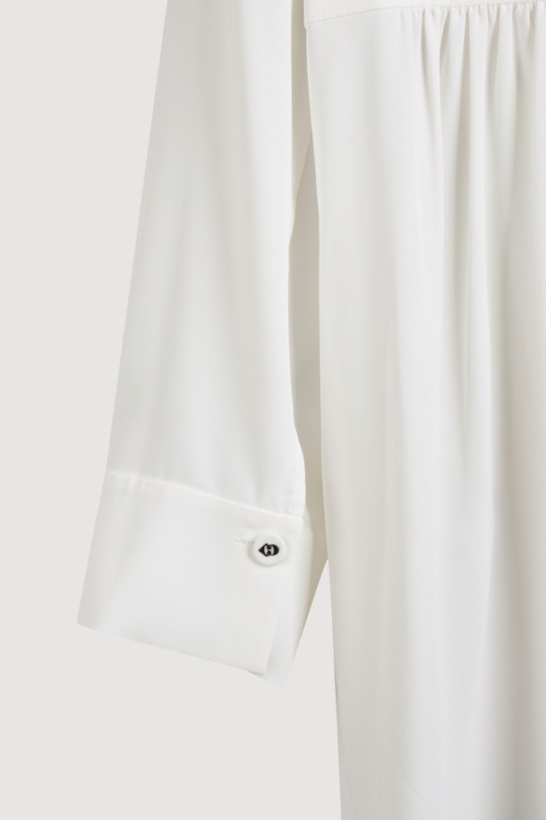 플리츠넥 러플 블라우스는 우아하고 여성스러운 분위기를 연출하는 상의입니다. 얇은 두께감과 부드러운 촉감으로 봄, 여름에 시원하게 착용하기 좋습니다. 플리츠넥 디자인과 러플 디테일이 돋보이며, 루즈핏으로 편안한 착용감을 선사합니다. 5부 소매 기장에 옆트임, 뒷면 셔링과 언밸런스 디자인으로 포인트를 더했습니다. 데이트룩, 카페룩, 모임룩 등 다양한 TPO에 클래식, 로맨틱, 미니멀 스타일로 연출해 보세요.
