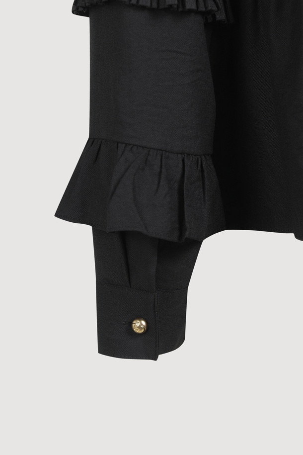 프릴 티어드 블라우스는 우아한 무드를 연출하는 여성 의류입니다. 봄, 가을에 어울리는 긴소매 블라우스로, 블랙 색상의 무지 디자인이 특징입니다. 하이넥 라인과 레귤러핏으로 제작되었으며, 부드러운 폴리에스테르 소재를 사용하여 편안한 착용감을 선사합니다. 데이트룩, 모임룩, 오피스룩 등 다양한 TPO에 활용 가능하며, 클래식, 미니멀, 시크 스타일을 즐기는 분들께 추천합니다. 얇은 두께감과 프릴, 티어드 디테일이 돋보이는 블라우스입니다.
