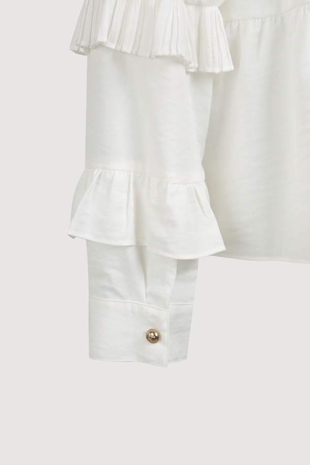 프릴 티어드 블라우스는 여성스러운 매력을 강조하는 블라우스입니다. 라운드넥 디자인에 얇고 부드러운 촉감으로 편안하게 착용 가능하며, 봄, 여름 시즌에 어울립니다. 화이트 컬러의 무지 디자인으로 다양한 스타일 연출이 용이하며, 티어드와 프릴 디테일이 더해져 우아하고 페미닌한 분위기를 자아냅니다. 긴 소매 기장과 뒷면 버튼 여밈, 소맷단 버튼, 볼륨감 있는 실루엣이 특징입니다. 데이트룩, 카페룩, 모임룩 등 다양한 TPO에 클래식, 미니멀, 로맨틱 스타일로 연출해보세요.
