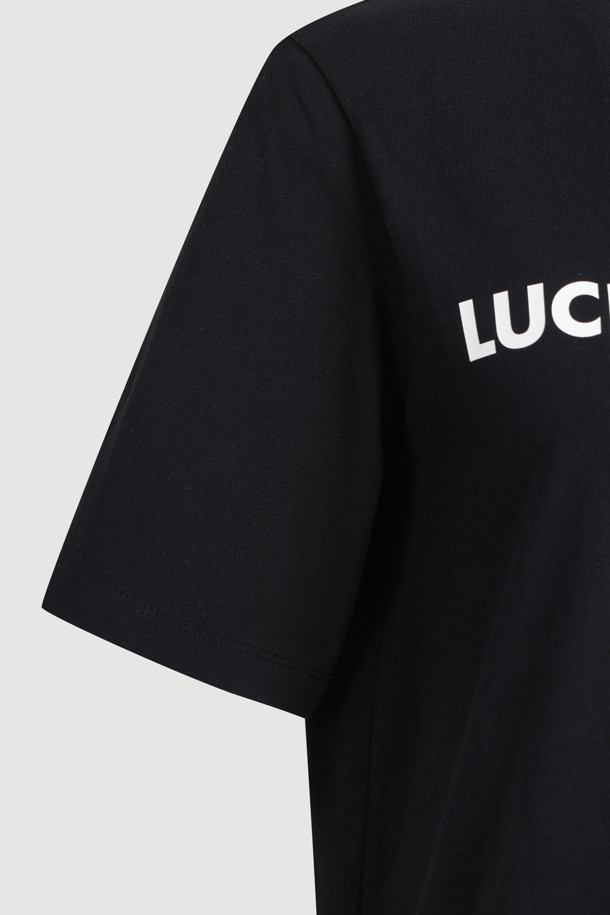 로고 하프 슬리브 티셔츠는 부드러운 면 소재로 제작되어 편안한 착용감을 선사합니다. 블랙 컬러의 베이직한 디자인으로, 봄, 여름 시즌 데일리룩에 활용하기 좋습니다. 깔끔한 핏과 넥 라인 리브 마감으로 심플하면서도 세련된 느낌을 줍니다. 로고 디테일이 포인트로 더해져 캐주얼, 미니멀, 클래식 등 다양한 스타일을 연출할 수 있으며, 동네 마실룩이나 여행룩으로 편안하게 코디할 수 있습니다. 반소매 기장으로 활동성을 높였습니다.
