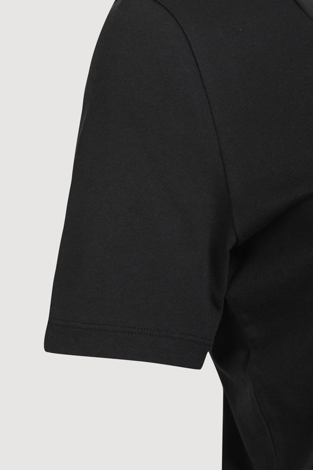 넥 리본 스트링 티셔츠는 여성 의류로, 봄과 여름에 어울리는 베이직 스타일의 티셔츠입니다. 블랙 색상에 레귤러 핏으로 제작되었으며, 넥 라인의 리본 스트링 디테일이 특징입니다. 면 소재로 제작되어 편안한 착용감을 제공하며, 반소매 기장과 사선 밑단 디자인이 돋보입니다. 데이트룩이나 카페룩에 매치하여 미니멀, 캐주얼, 클래식 무드를 연출할 수 있으며, 뒷면 레터링 자수 디테일이 포인트를 더합니다.
