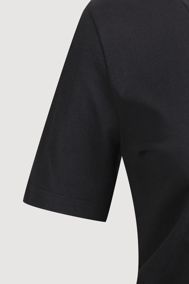 넥 리본 스트링 티셔츠는 여성 의류로, 봄, 여름에 착용하기 좋은 무지 티셔츠입니다. 블랙 컬러의 면 소재로 제작되었으며, 얇은 두께감과 부드러운 촉감이 특징입니다. 넥 라인에는 리본 스트링 디테일이, 뒷면에는 레터링 자수, 밑단에는 사선 디자인이 더해져 베이직하면서도 미니멀, 캐주얼, 클래식 스타일을 연출하기 좋습니다. 레귤러핏에 반소매 기장으로 편안하게 착용할 수 있습니다.
