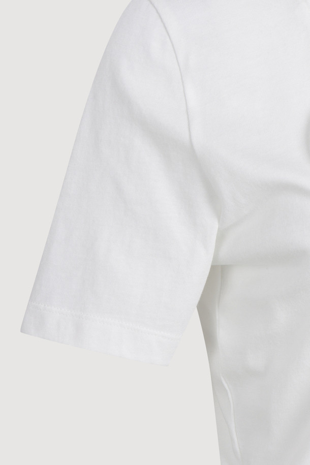 넥 리본 스트링 티셔츠는 부드러운 면 소재로 제작되어 편안한 착용감을 선사합니다. 얇은 두께감으로 봄, 여름 시즌에 시원하게 입기 좋으며, 베이직하고 캐주얼한 스타일을 연출합니다. 넥 라인 스트링 디테일이 여성스러운 포인트를 더하고, 뒷면 레터링 자수와 사선 밑단 디자인으로 밋밋함을 덜었습니다. 데이트룩, 쇼핑룩 등 다양한 TPO에 활용하기 좋은 레귤러핏의 화이트 티셔츠입니다. 캐주얼, 미니멀, 클래식 스타일을 선호하는 여성분들께 추천합니다.
