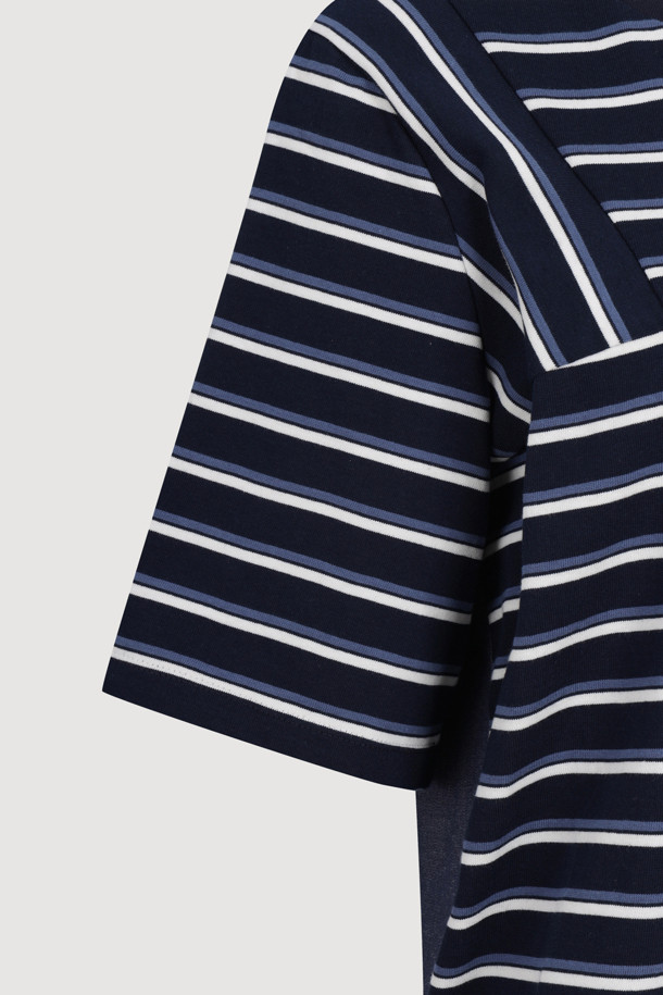 데님 믹스 스트라이프 티셔츠는 네이비와 화이트 컬러의 조화가 돋보이는 공용 티셔츠입니다. 봄, 여름 시즌에 적합하며, 캐주얼한 스타일을 연출하기 좋습니다. 루즈핏 라운드넥 디자인으로 편안한 착용감을 선사하며, 데님과 면 혼방 소재로 제작되었습니다. 가슴 부분의 레터링 자수 디테일이 포인트를 더하며 동네 마실룩이나 봄 소풍룩으로 활용하기 좋습니다. 미니멀, 클래식 무드를 즐기는 분들께 추천합니다.
