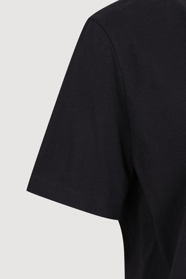 블랙 색상의 백 프린트 크롭 반소매 티셔츠입니다. 부드러운 면 소재로 제작되어 편안한 착용감을 선사하며, 캐주얼하고 미니멀한 스타일을 연출합니다. 라운드넥 디자인에 크롭 기장으로 트렌디함을 더했습니다. 일상생활은 물론, 동네 마실룩이나 카페룩으로 활용하기 좋습니다. 뒷면에 프린팅된 로고가 포인트인 티셔츠입니다.
