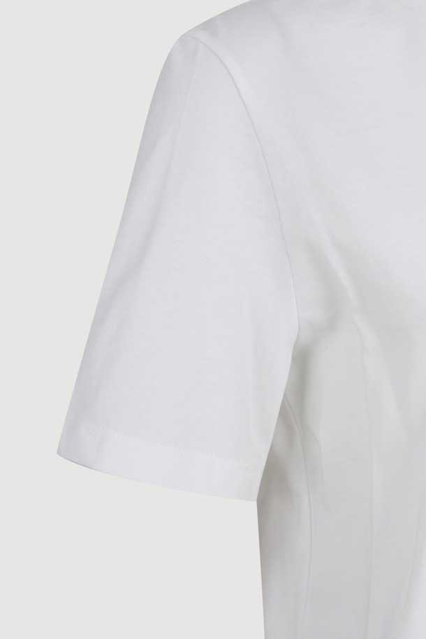 **백 프린트 크롭 반소매 티셔츠**는 부드러운 면 소재로 제작되어 편안한 착용감을 선사합니다. 캐주얼한 스타일의 여성 의류로, 일상생활에서 활용하기 좋으며, 동네 마실룩이나 여행룩에 적합합니다. 라운드넥 디자인에 크롭 기장으로 트렌디함을 더하고, 뒷면에 로고 프린트가 돋보이는 디자인입니다. 미니멀, 클래식 스타일을 선호하는 분들께 추천하며, 여름 시즌에 시원하게 입을 수 있는 반소매 티셔츠입니다.
