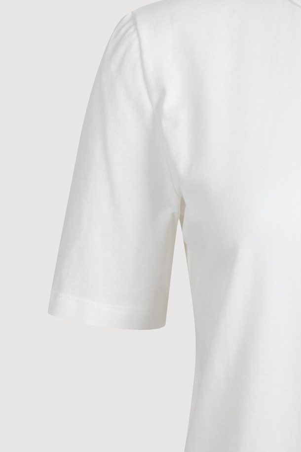 홀 솔리드 반소매 티셔츠는 데일리룩을 위한 베이직 스타일의 아이템입니다. 여름 시즌에 적합하며, 면 소재로 제작되어 편안한 착용감을 제공합니다. 레귤러핏에 라운드넥 디자인으로, 동네 마실룩이나 여행룩에 활용하기 좋습니다. 홀 디자인과 심볼 장식이 포인트이며, 신축성이 있어 활동성을 높였습니다. 캐주얼, 미니멀, 클래식 스타일을 모두 소화할 수 있는 활용도 높은 반소매 티셔츠입니다.
