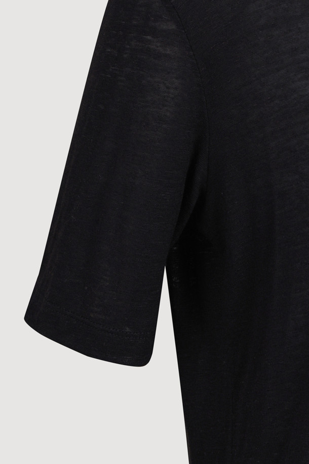 유넥 슬럽 티셔츠는 일상에서 편안하게 착용하기 좋은 공용 티셔츠입니다. 부드러운 슬럽 소재로 제작되어 얇고 가벼운 착용감을 제공하며, 봄, 여름 시즌에 시원하게 입을 수 있습니다. 레귤러 핏으로 제작되어 다양한 스타일 연출에 용이하며, U넥 디자인으로 세련된 느낌을 더했습니다. 블랙 컬러에 로고 패치 디테일이 더해져 베이직하면서도 빈티지한 무드를 연출합니다. 동네 마실룩이나 여행룩 등 캐주얼, 미니멀, 클래식 스타일 모두 소화 가능한 활용도 높은 아이템입니다.
