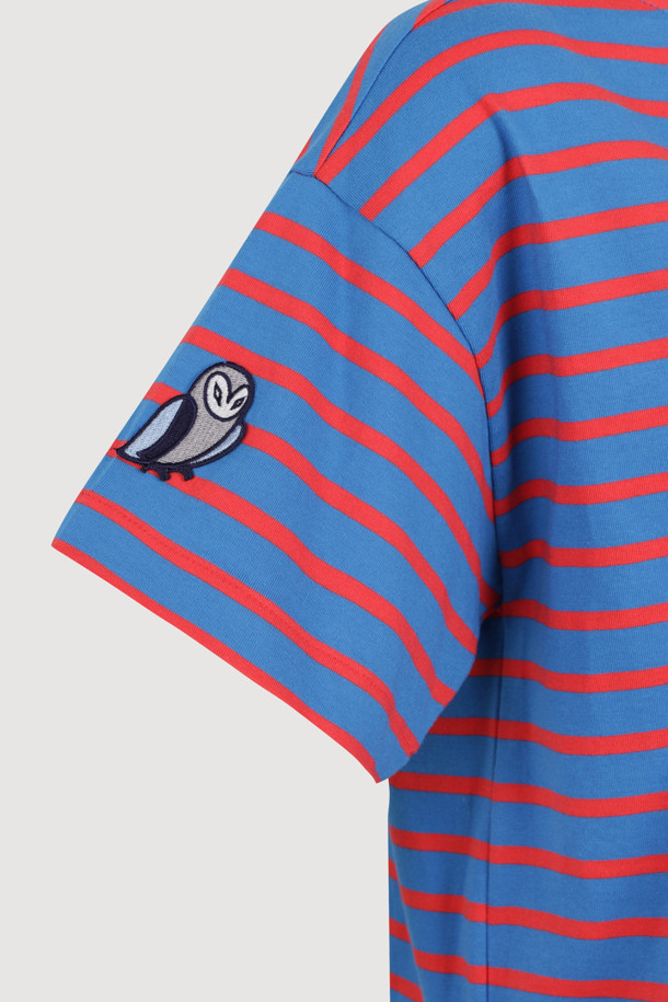 스트라이프 박시 핏 반소매 티셔츠는 산뜻한 스트라이프 패턴과 박시 핏으로 편안함과 스타일을 동시에 잡았습니다. 부드러운 면 소재로 제작되어 얇고 가벼운 착용감을 선사하며, 봄, 여름 시즌 데일리룩으로 제격입니다. 라운드넥 디자인에 레드, 블루 두 가지 컬러로 출시되어 취향에 맞게 선택할 수 있습니다. 슈에뜨 뱃지 장식이 포인트로 더해져 캐주얼하면서도 미니멀한 스타일을 연출하며, 동네 마실룩, 봄 소풍룩, 여행룩 등 다양한 TPO에 활용하기 좋습니다. 통기성이 좋아 쾌적하게 착용 가능합니다.
