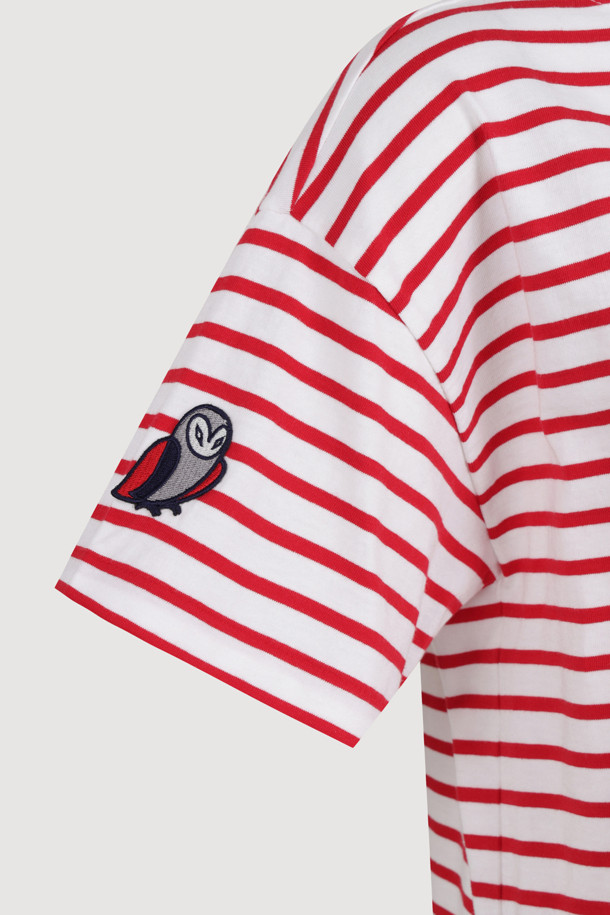 레드와 화이트 컬러의 스트라이프 패턴이 돋보이는 박시 핏 반소매 티셔츠입니다. 봄, 여름 시즌에 어울리는 얇은 두께감과 부드러운 면 소재로 제작되어 편안한 착용감을 선사합니다. 라운드넥 디자인에 슈에뜨 뱃지 디테일을 더하여 캐주얼하면서도 미니멀한 스타일을 연출합니다. 동네 마실룩이나 봄 소풍룩으로 활용하기 좋은 아이템입니다. 여성 고객을 위한 상의입니다.
