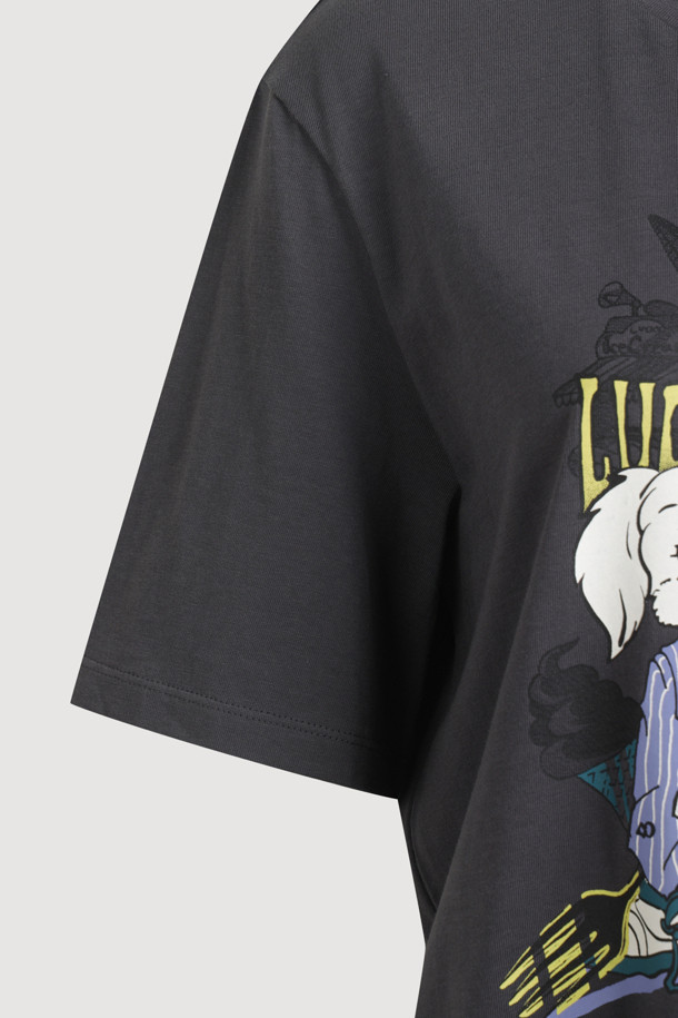 블랙 컬러의 개 프린팅 반팔 티셔츠입니다. 면 소재로 제작되어 부드러운 촉감을 선사하며, 일상생활에서 편안하게 착용하기 좋습니다. 캐주얼하고 미니멀한 스타일을 연출하며, 라운드넥과 레귤러핏으로 디자인되어 있습니다. 봄, 여름 시즌에 동네 마실룩이나 여행룩으로 활용하기 좋은 아이템입니다. 리브 짜임 넥라인으로 마감하여 퀄리티를 높였습니다.
