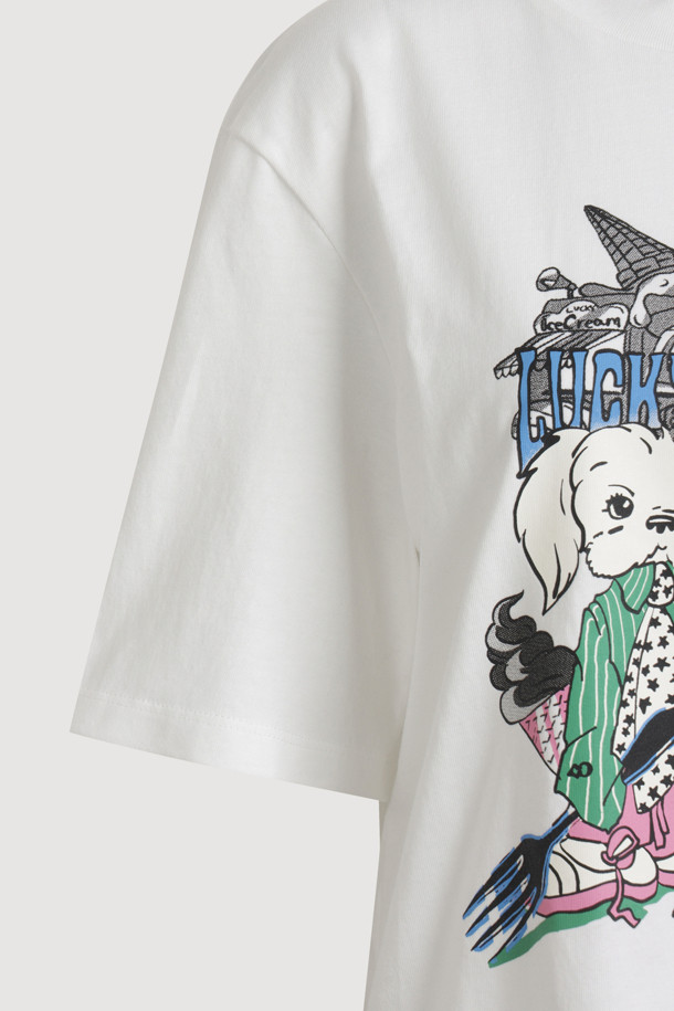 강아지 프린팅 반소매 티셔츠는 캐주얼하고 미니멀한 스타일을 연출하기에 좋은 아이템입니다. 부드러운 면 소재로 제작되어 얇고 가벼워 봄, 여름철에 시원하게 착용할 수 있습니다. 라운드넥 디자인과 레귤러핏으로 편안한 착용감을 선사하며, 일상생활과 산책룩, 동네 마실룩 등 다양한 TPO에 활용하기 좋습니다. 귀여운 강아지 패턴이 돋보이며, 리브 짜임 넥라인으로 깔끔한 마무리를 더했습니다. 공용으로 착용 가능하여 남녀노소 누구나 즐겨 입을 수 있습니다.
